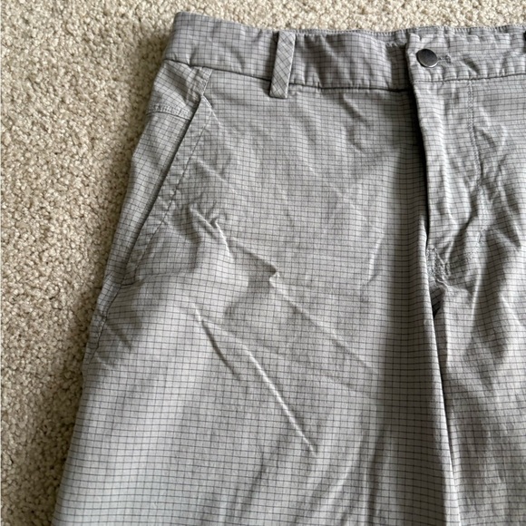 Lululemon grey w/black Plaid Flat Front Chino Gray Shorts Mens Inseam 10 Size 31 - Picture 2 of 12